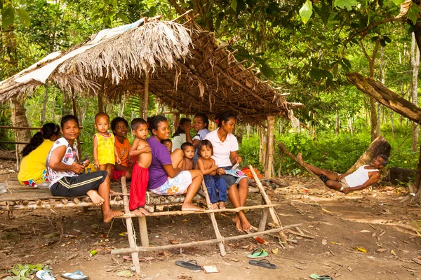 Niet-geïdentificeerde kinderen orang asli in zijn dorp in berdut, Maleisië. — Stockfoto