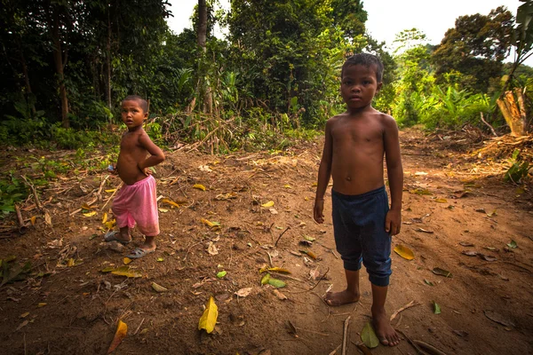 Oidentifierade barn orang asli i hans by i berdut, malaysia. — Stockfoto