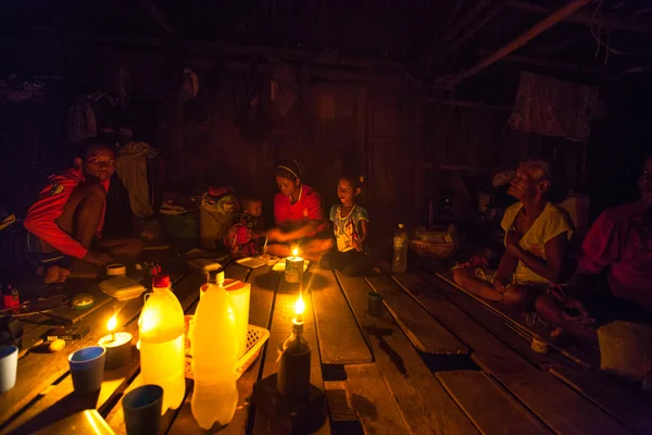 Pessoas não identificadas Orang Asli em sua aldeia 3 em Berdut, Malásia . — Fotografia de Stock