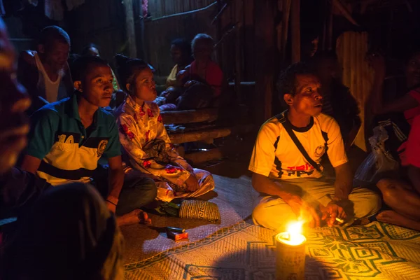 Personnes non identifiées Orang Asli dans son village de Berdut, Malaisie . — Photo