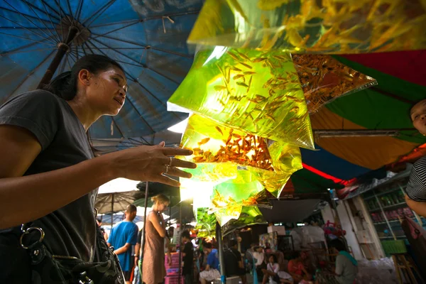 Tanımlanamayan satıcı salonu chatuchak hafta sonu Pazar Bangkok, Tayland. — Stok fotoğraf