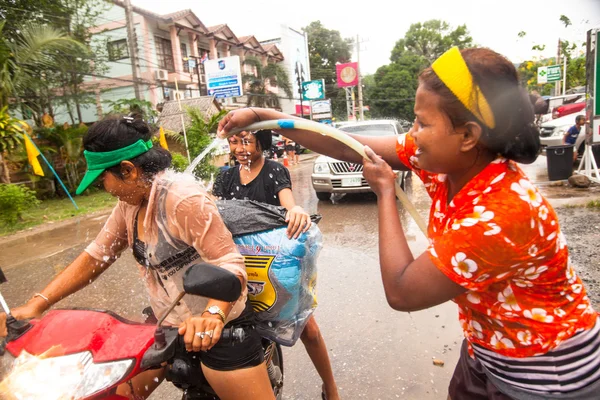 As pessoas celebraram o Festival de Songkran, em 14 de abril de 2013, em Ko Chang, Tailândia . — Fotografia de Stock