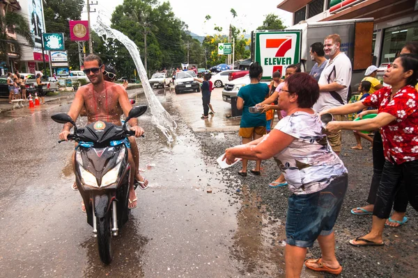 Menschen feierten Songkran-Festival, am 14. April 2013 auf ko chang, Thailand. — Stockfoto