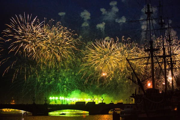 大红帆显示白夜节期间的庆祝活动 — 图库照片