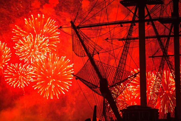 Beyaz geceler Festivali sırasında kutlama kırmızı yelken göster — Stok fotoğraf