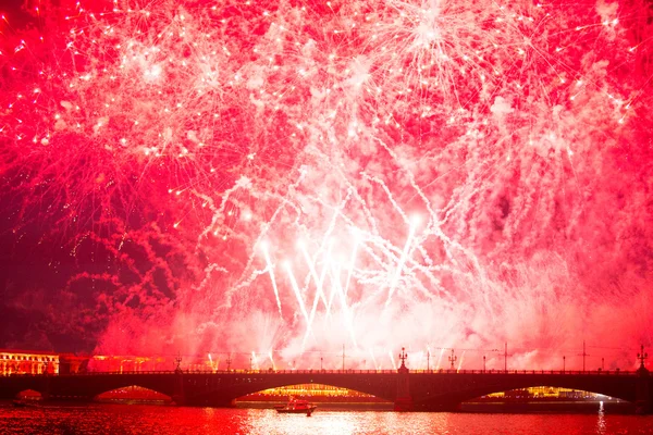 緋色の帆を示す白い夜の祭りの期間中のお祝い — ストック写真