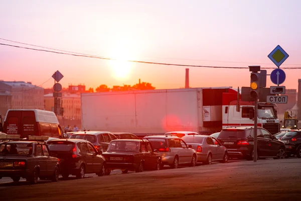 Andnöd trafik på grund av reparationer större Obuchov (snedkabelbro) bro — Stockfoto