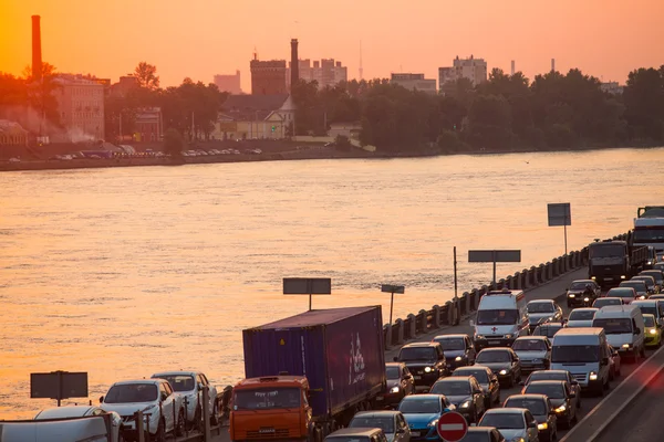 Δύσπνοια κίνησης λόγω επισκευές μεγαλύτερη γέφυρα obukhov (καλώδιο-που μένεται) — Φωτογραφία Αρχείου