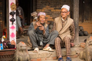 Nepal adam sigara içiyor