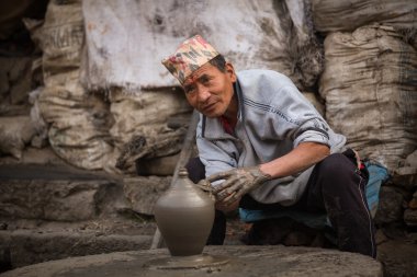 Seramik atölyesinde çalışan Nepal adam