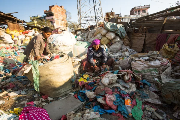 Werken bij het sorteren van plastic — Stockfoto