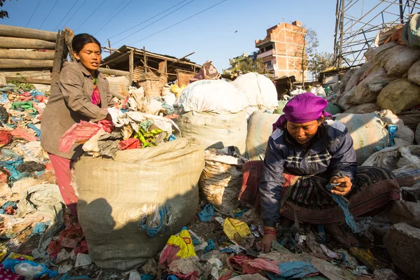 Werken bij het sorteren van plastic — Stockfoto