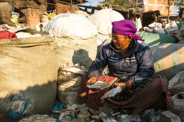 Werken bij het sorteren van plastic — Stockfoto