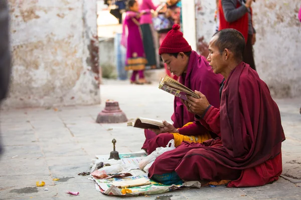 Pilger umkreisen Stupa Boudhanath — Stockfoto