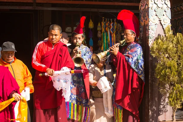 Monjes no identificados rodean Boudhanath —  Fotos de Stock