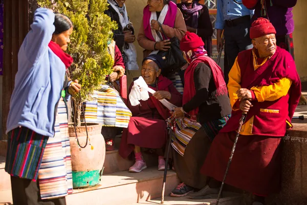 Tanımlanamayan rahipler boudhanath daire — Stok fotoğraf