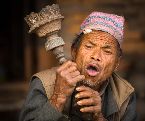 Nepalesischer Mann raucht — Stockfoto