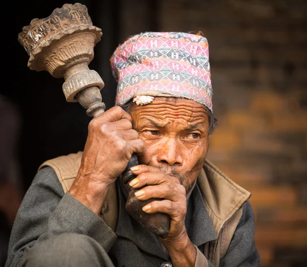 Nepalese man smokes — Stock Photo, Image