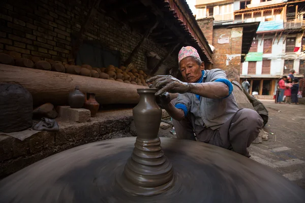 Nepalese man aan het werk in pottenbakkerij — Stockfoto