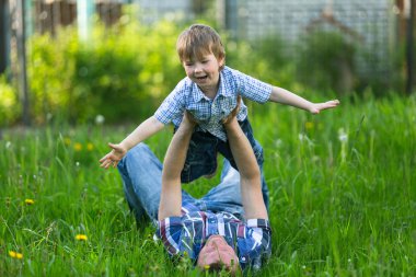 Baba oğluyla oynuyor.