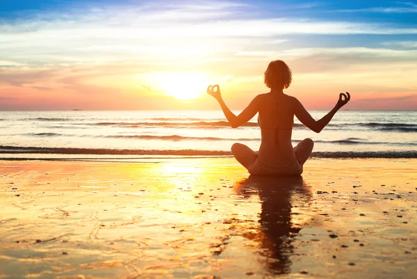 Frau praktiziert Yoga — Stockfoto