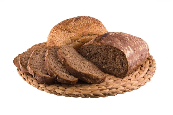 Brood en broodjes op rieten tapijt — Stockfoto