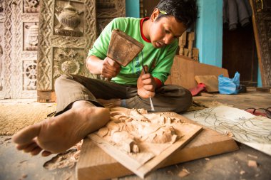 uomo nepalese non identificato lavorando