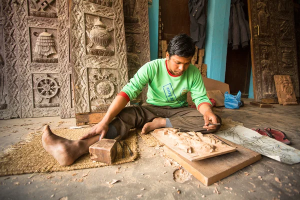 Hombre nepalés no identificado trabajando — Foto de Stock