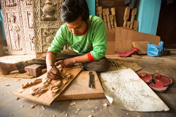 Homme népalais non identifié travaillant — Photo