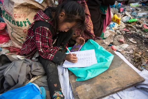 正体不明の子供、カトマンズ、ネパール. — ストック写真