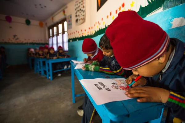 Alumnos en clase de inglés en la escuela primaria — Foto de Stock