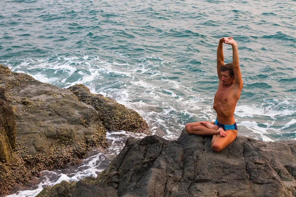 Junger Mann macht Yoga-Übungen — Stockfoto