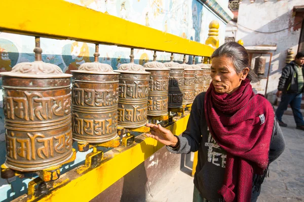 Vieja no identificada cerca de la estupa Boudhanath . — Foto de Stock