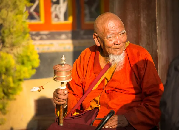 Retrato de monge budista não identificado perto de stupa Boudhanath — Fotografia de Stock