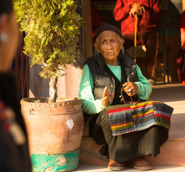 Portret niezidentyfikowanej staruszki koło Stupy Boudhanath — Zdjęcie stockowe