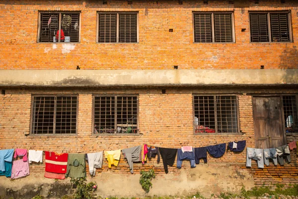 A fachada do edifício da escola pública municipal — Fotografia de Stock