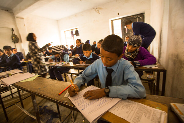 Неизвестные дети на уроке в государственной школе
.