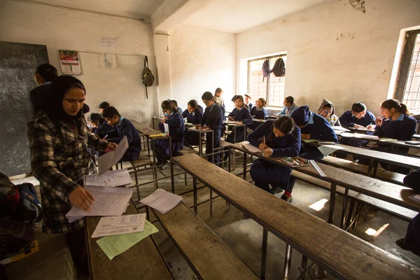 Niños desconocidos en la lección en la escuela pública . — Foto de Stock