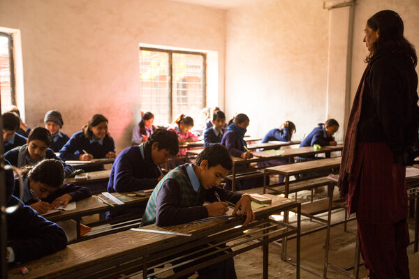 Неизвестные дети на уроке в государственной школе
.