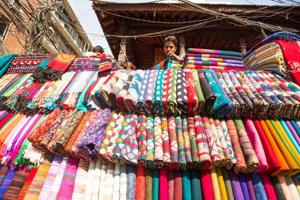 Niet-geïdentificeerde straat verkoper in kathmandu, nepal — Stockfoto