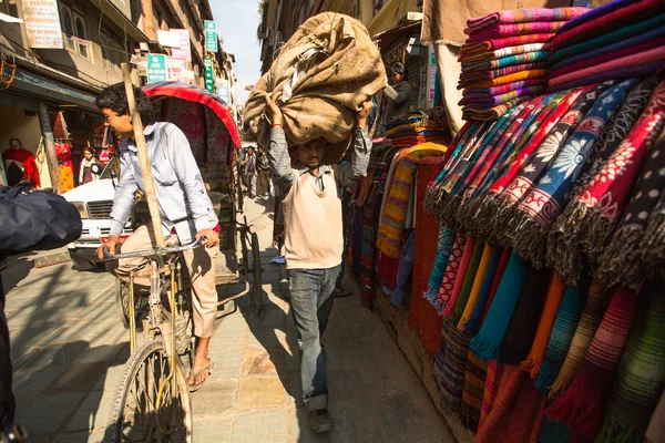 Niet-geïdentificeerde straat verkoper in kathmandu, nepal — Stockfoto