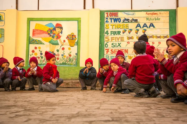 Neznámý žáků během lekce v základní škole v Nepálu — Stock fotografie