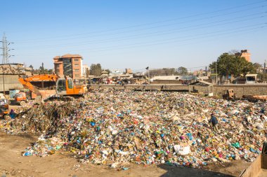 plastik döküm üzerinde sıralama çalışan insanlar