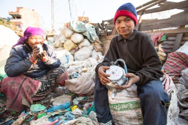 plastik döküm üzerinde sıralama çalışan insanlar