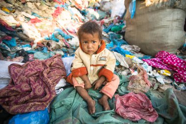 ailesinin dökümü üzerinde çalışırken çocuk oturuyor