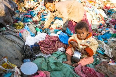 ailesinin dökümü üzerinde çalışırken çocuk oturuyor