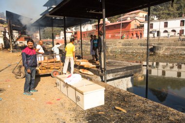 pashupatinath Tapınağı'nda ölü yakma töreni sırasında insanlar