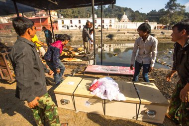 pashupatinath Tapınağı'nda ölü yakma töreni sırasında insanlar