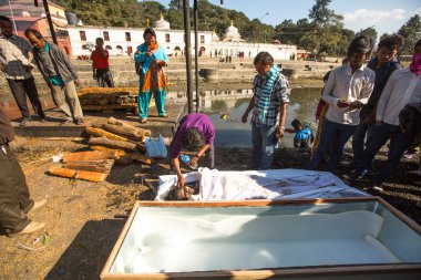 pashupatinath Tapınağı'nda ölü yakma töreni sırasında insanlar