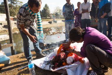 pashupatinath Tapınağı'nda ölü yakma töreni sırasında insanlar